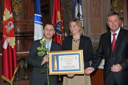 (left to right): Dr. Taras Dzyubanskyy, Libertas Center Director receives the “Face of the City” award from Mrs. Viktoria Dovzhyk, Lviv City Council and Dmytro Aftanas, President, Lviv Chamber of Commerce and Industry.