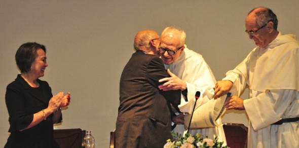 (L-R) Angelica Berrie, Chairman, the Russell Berrie Foundation applauds while Rabbi Bemporad receives a hug from the Rector of the Angelicum, Fr. Michael Carragher, while Prof. Fr. Stipe Jurič, Dean, rolls up the rabbi’s Ph.D. 